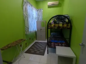 Comfortable house with good access, parking space & 5 minutes drive to Town only - Image 5