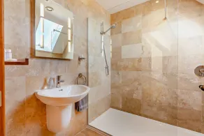 Beautifully presented Cotswold holiday cottage with a hot tub - Walnut Barn - Image 3
