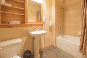 Rummeligt 1 soveværelse i Redhawk Lodge lige ved siden af pisterne! - Image 4