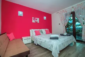 Holiday apartment with sea view and pool - Image 5