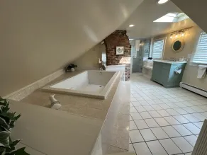 Unique Loft With Rooftop Deck In Downtown Newport - Unit 3 Home - Image 4
