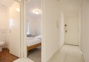 Modern two-bedroom apartment with excellent transport links to the city centre and beyond. Sleeps 4. - Image 2
