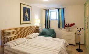 Apartamento em chalé de pedra, rodeado por vegetação, a poucos passos do lago - Image 3