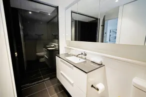 Idyllic 1-Bed Near Popular Shopping Streets - Image 3