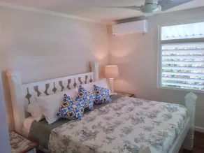 Crotona Garden 1 Bed Lower Cottage,  Lush & Tropical + Pool. 2 Min Walk to Sea - Image 2