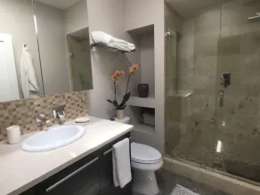 Gåbare til det bankende hjerte i det berømte Santa Fe Plaza-område. - Image 3