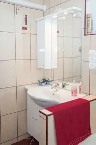 Stuga, här lägre av två separata lägenheter, pool, bastu, klimat - Image 4