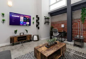 Stunning Downtown Studio with Rooftop Patio - Image 2