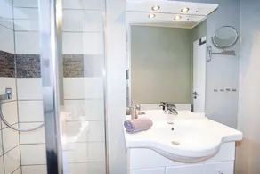 In der Ersten Etage Befindet Sich ein Großes Schlafzimmer mit Direktem Zugang zu - Image 4