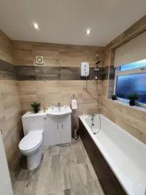 “Family-Friendly Fun: Spacious Home Near Top Attractions” - Image 4