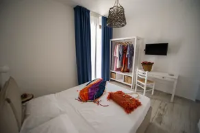 Zimmer mit Queensize-Bett und Poolblick - Image 3