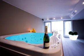 Exklusive Comer See Immobilie mit spektakulärer Aussicht mit Pool, Sauna, Whirlpool - Image 2