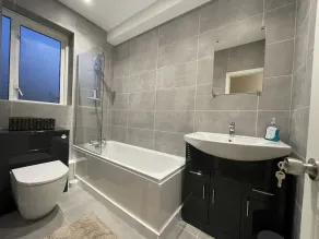 35 min from London Victoria / 2-Bedrooms Flat in the Heart of Cheam Village - Image 3
