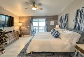 Lakefront 5 Bedroom Vacation Home - Sleeps 12! - Image 5