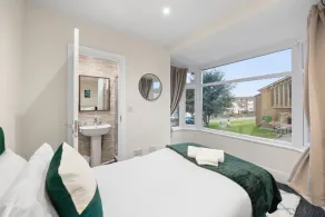 Large 5 Bedroom-free Parking-great Transport Links - Image 5