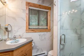 A comtemporary home that is great for families & large groups just 6 miles North - Image 3