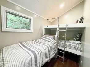WINERIES & BREWERIES NEARBY-NEWLY RENOVATED LAKEFRONT COTTAGE-BOAT SLIP-HOT TUB - Image 2