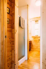 Charming cottage located on peaceful Lake Bomoseen - Image 2