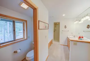 On the Meadows golf course, amazing views, pet friendly, private hot tub, 10 Sharc passes for 2026, AC, great location to the Village at Sunriver - Image 4