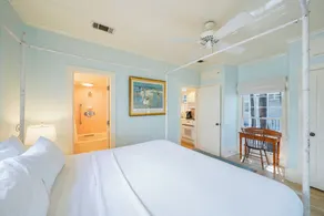 Guest Home w King bed, Steps To Beach And Pool + 2 Adult Bikes! - Image 4