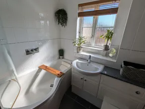 Modern 3B Eastbourne Retreat: Tranquil & Cozy Stay - Image 2