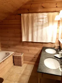 Chalet with 4 bedrooms, sleeps 12 to 14, close to the snow front - Image 5
