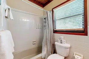 Classic Lakefront Cottage with Private Dock, Lovely Lake View, Backyard & WiFi - Image 2