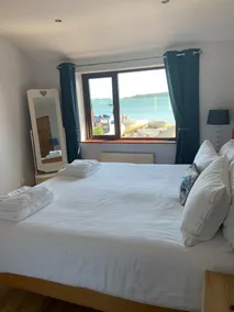 Sea Breeze Holiday Home on the Shore of Poole Harbour - Image 4
