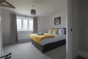 The Haven – Modern 4-Bed Home with Garden - Image 4