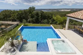 Villa Sunny Day with Pool - Image 4