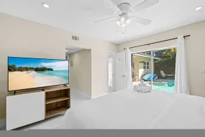 Backyard Oasis Waterfront Pool Paddle Board - Image 4