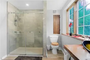 Beautiful 4 Season Muskoka river waterfront cottage with a Hot tub! - Image 3
