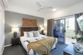 Luxury City Escape – Stylish 3-Bedroom Apartment with Balcony & Rooftop Pool! - Image 3