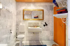 Holiday Home 'Reis' with Shared Pool, Private Terrace and Wi-Fi - Image 4