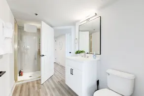 Luxury Apt: Pool & Gym, Near DC & Airport - Image 3