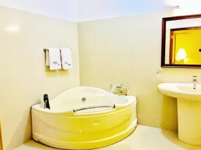 EXECUTIVE ROOM WITH BALCONY AND PRIVATE LOBBY - Image 3