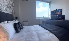 Luxury 8th Floor Apartment Overlooking Marina and River - Image 5