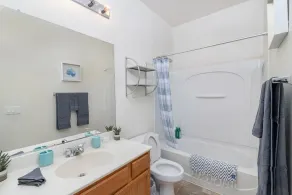 Cheerful 3-Bedroom Home close to Airport/downtown - Image 5