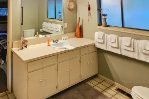 NOUVELLE LISTE! Charmante maison au bord du lac avec une piscine partagée, golf, de superbes vues! - Image 4