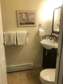 Cozy- 2-Bedroom clean and Quiet- Maple St. Walk anywhere - Image 3