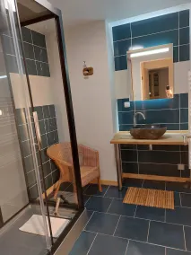 Casa idealmente ubicada cerca de lagos, rutas de senderismo y sitios históricos. - Image 4