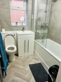 Chic Newly Built Apartment Nottingham - Image 2