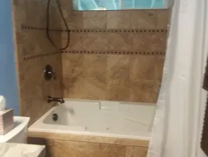 Pacífica casa envuelta en un paisaje tranquilo y pintoresco junto a una playa rocosa.<br> - Image 3