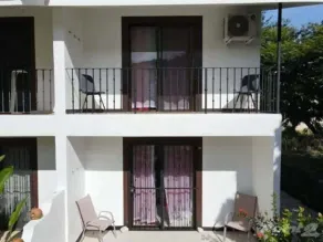 2-BD Unit with Pool, 2 Blocks from Beach - Image 4