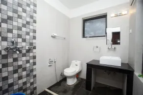 Chambre avec vue sur la montagne, plancher élevé, climatisation, douche chaude 24h / 24 - Image 3