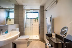 12 St. John's Mews -  a couples retreat that sleeps 4 guests  in 2 bedrooms - Image 2
