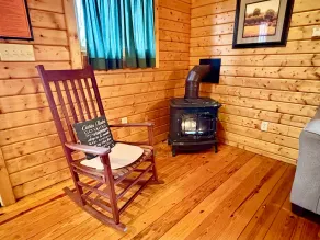 Reel-It-In Cabin est niché entre le Massanutten Mtn. Et la rivière Shenandoah - Image 4