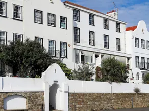 1 bedroom accommodation in Sandgate - Image 5