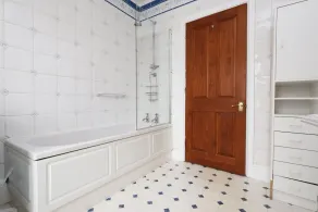 Spacious 3BR Flat in Cowbridge Centre - Image 2