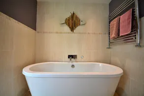 Pet-friendly Coastal Cottage Near Beach, No Deposit - Image 5